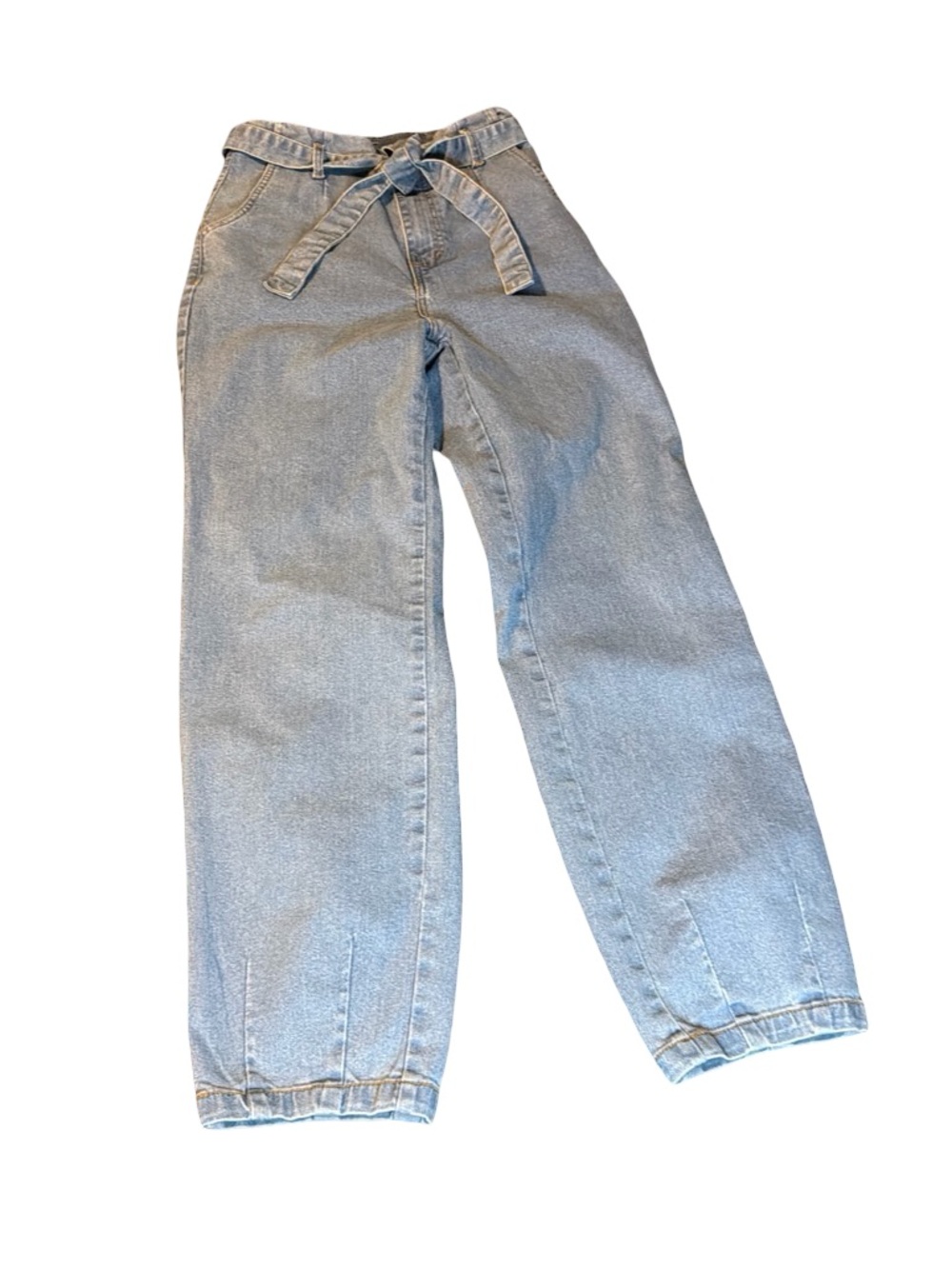 Women Light Wash, high-waisted tapered jeans With matching self-tie belt